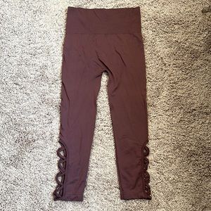 Wine maroon purple Zenana outfitters workout legging pants S/M NWOT criss cross